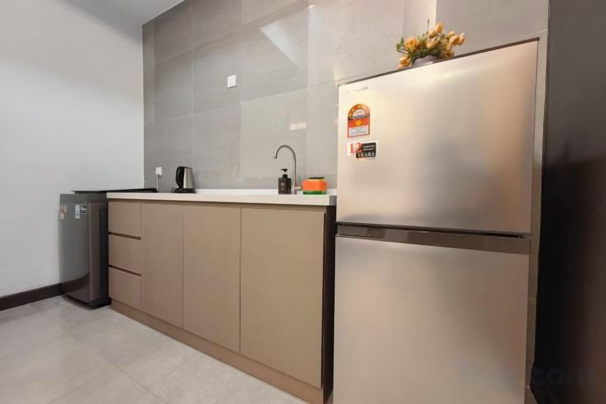 Private kitchen | Fridge, microwave, cookware/dishes/utensils, paper towels