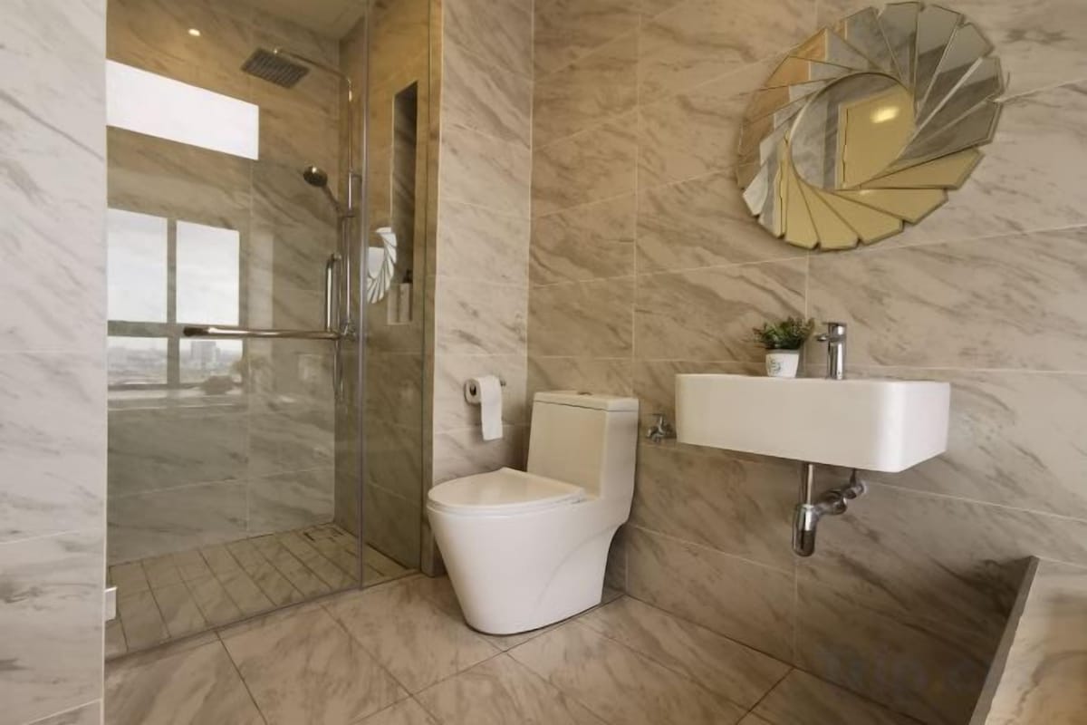 Bathroom | Separate tub and shower, hydromassage showerhead, free toiletries