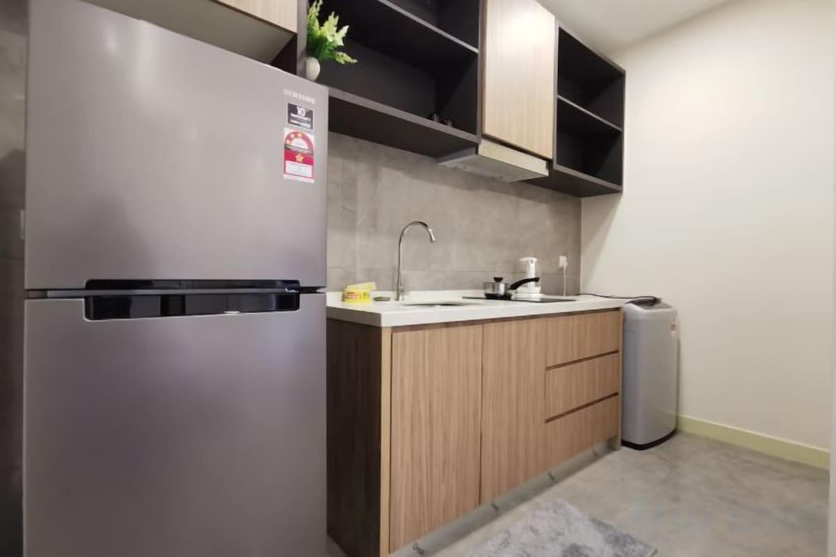 Fridge, microwave, cookware/dishes/utensils, paper towels