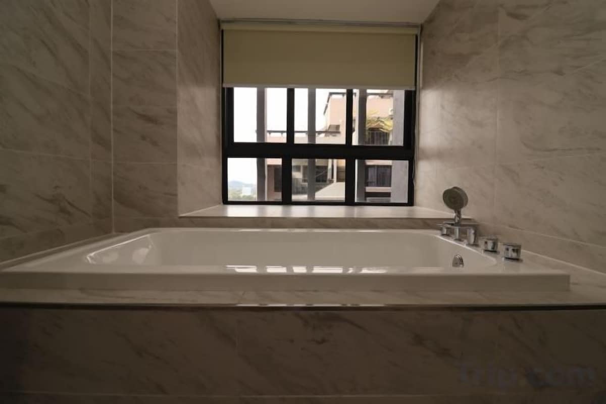 Bathroom | Separate tub and shower, hydromassage showerhead, free toiletries