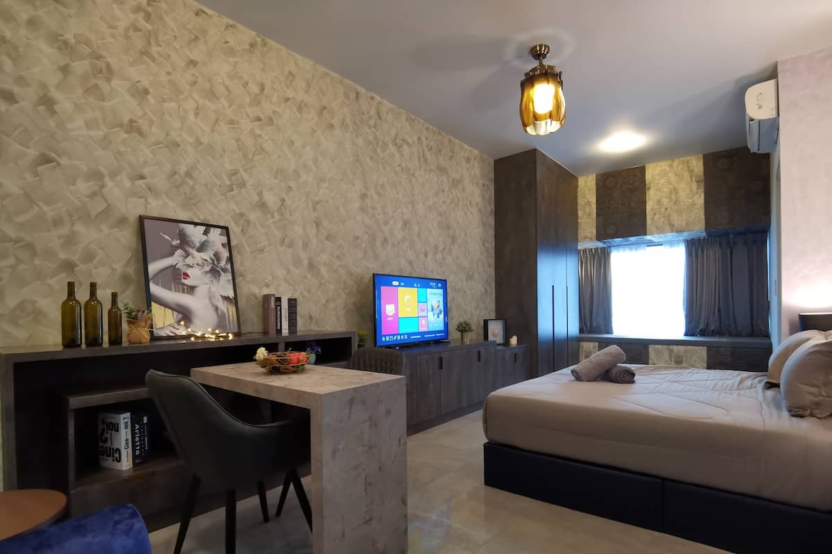 Premium Studio, 1 King Bed, Bathtub, City View