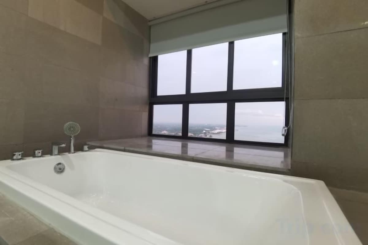Bathroom | Separate tub and shower, hydromassage showerhead, free toiletries