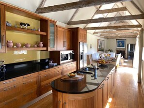 Jääkaappi, astianpesukone, syöttötuoli, ruokailupöytä