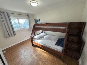 2 Schlafzimmer, Schreibtisch, Bügeleisen/Bügelbrett, kostenloses WLAN