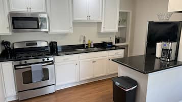 Køleskab, mikrobølgeovn, ovn, kogeplade