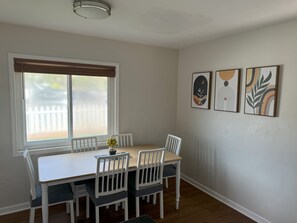 Dining - 10 min walk to beach - Charming Oceanside home (Oceanside)