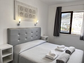 1 habitación, tabla de planchar con plancha, internet y ropa de cama 