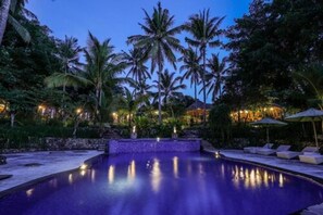 Piscine extérieure, chaises longues