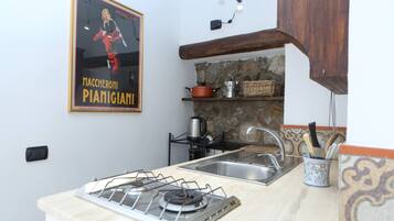 Réfrigérateur, plaque de cuisson, cafetiÚre/bouilloire, grille-pain