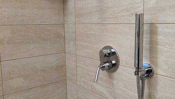 Chuveiro, secador de cabelo, toalhas de banho