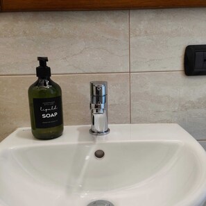 Douche, sèche-cheveux, serviettes fournies