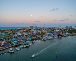 Un paisaje urbano costero con un puerto deportivo, barcos y edificios.