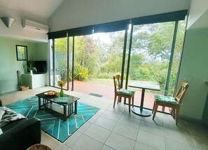 Studio panoramique, 1 chambre, non-fumeur, vue sur l’océan | Décor unique, ameublement unique, fer et planche à repasser