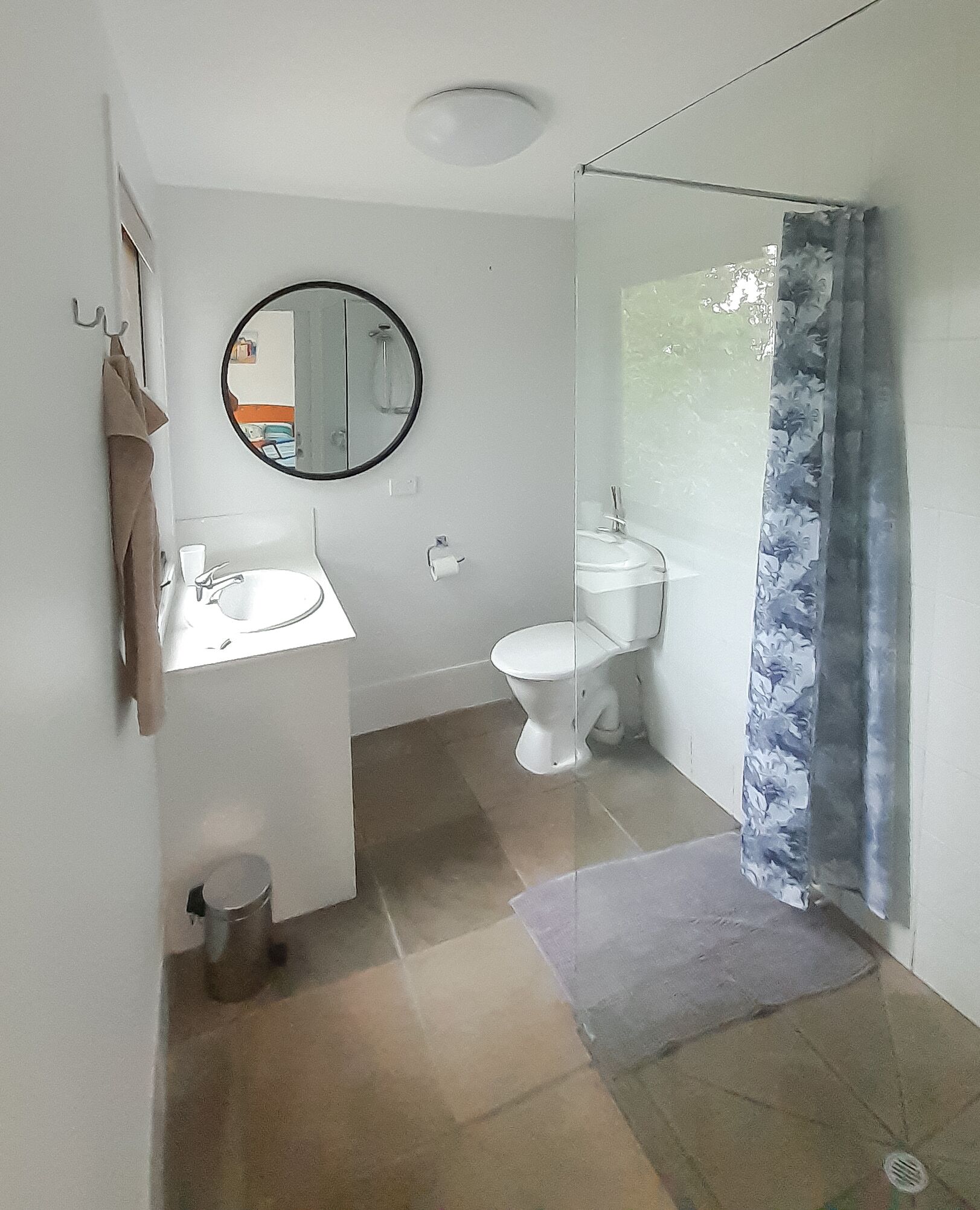 Un bagno con lavandino, WC e zona doccia.