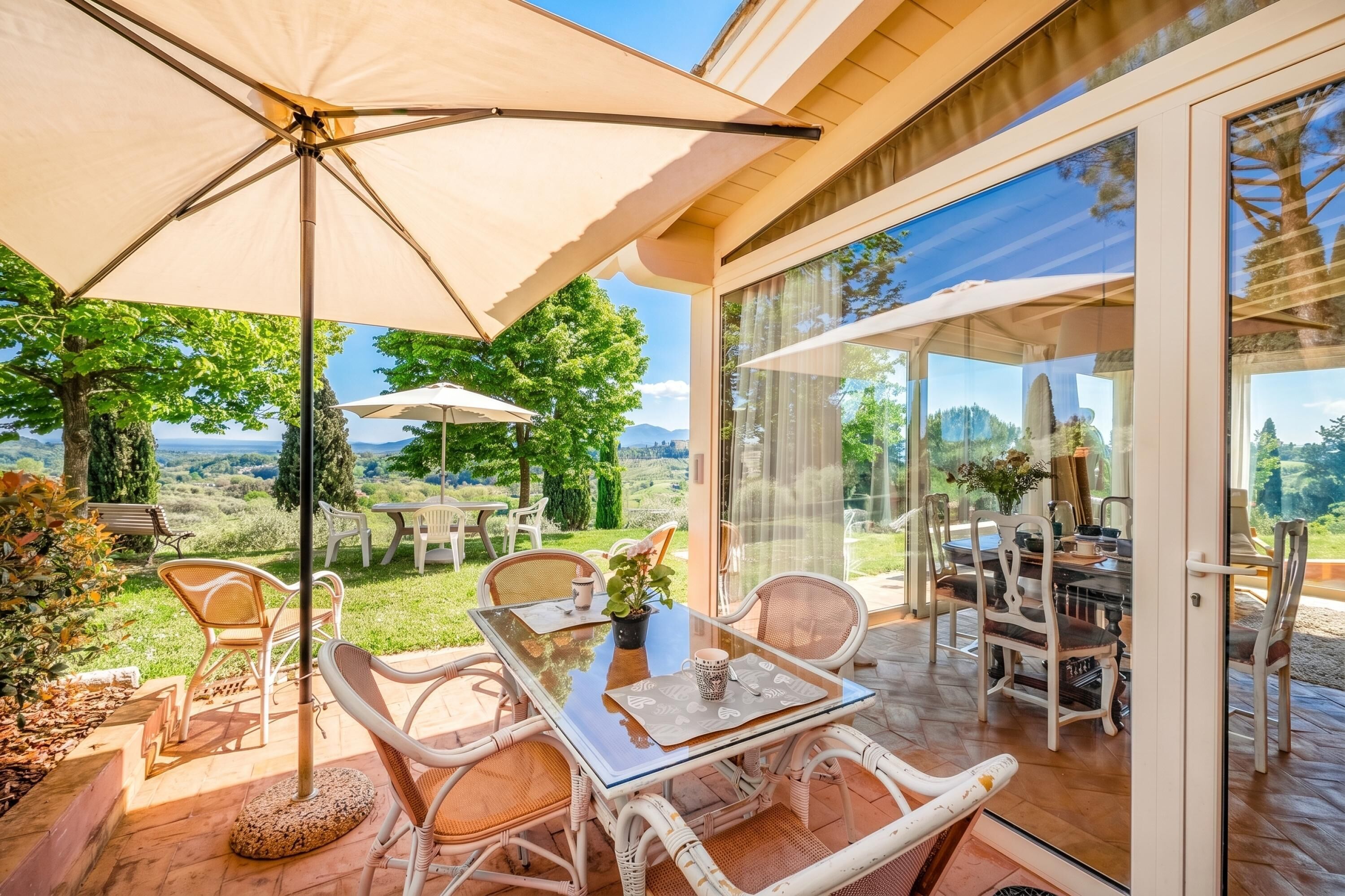 Casa estándar, varias habitaciones, junto a la montaña (Casa Paradiso With Wonderful Panorama) | Restaurante al aire libre