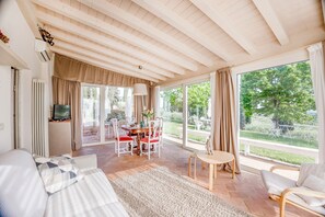 TV de tela plana 21 polegadas com canais via satélite, TV, lareira