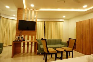 Desk, rollaway beds, bed sheets - Babuji Jodhpur Palace (Udaipur)