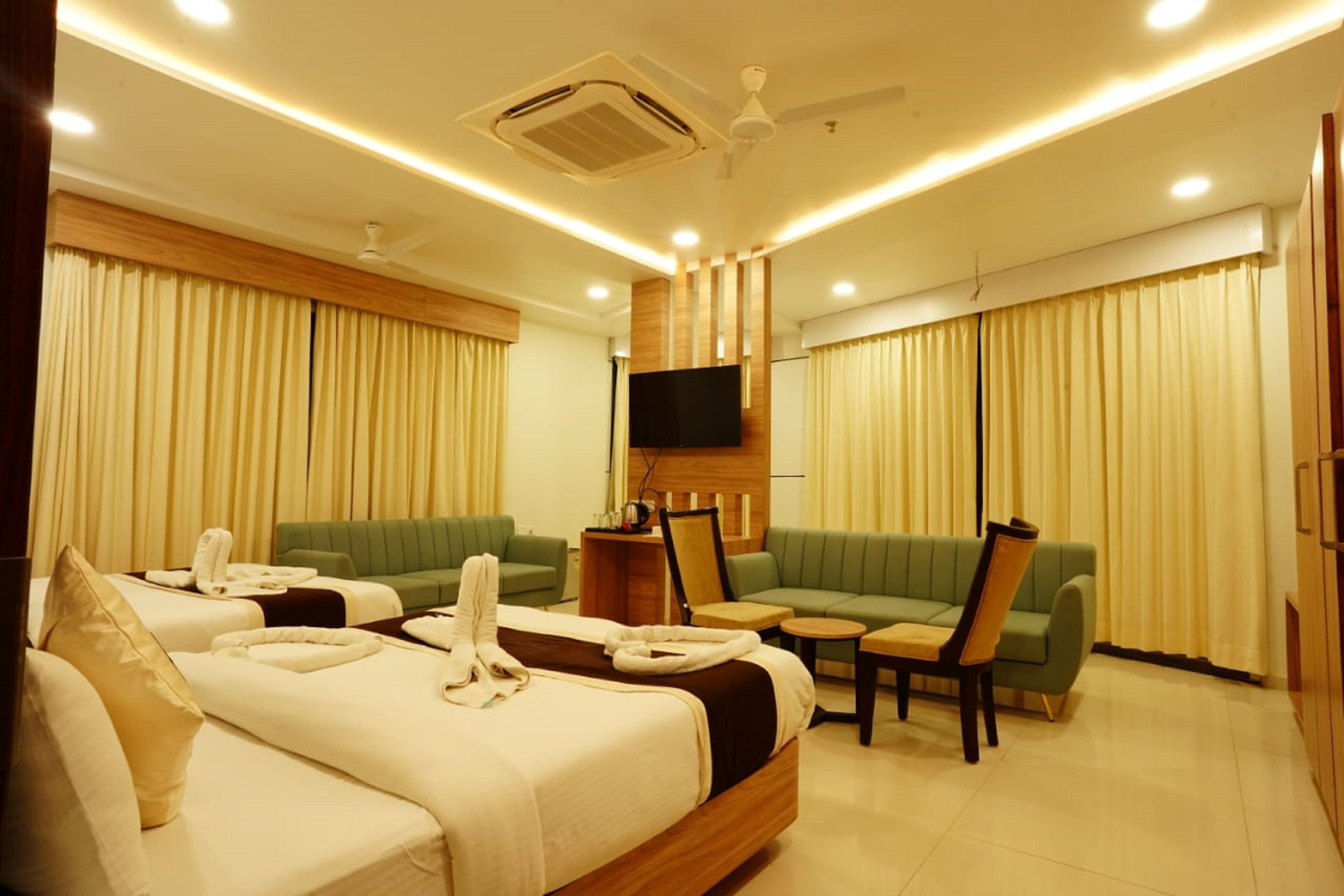 Family Room | Desk, rollaway beds, bed sheets