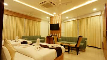 Kamar Keluarga | Meja kerja, tempat tidur lipat/tambahan, dan seprai linen