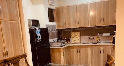 5 minutes to the Airport! Family-sized condo with Living room & deck