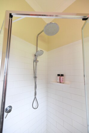 Shower, hair dryer, bathrobes, towels - Galahad's Animal Sanctuary & B&B / Tour / Farmstay (Gisborne)