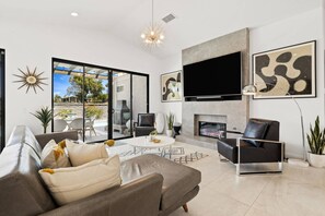 Smart-TV, Kamin, Arbeitsbereiche