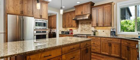 Refrigerador, microondas, lavavajillas y cafetera y tetera