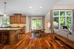 Interior - Impeccable Décor and Furnishing, Splendid Neighborhood, Pet Friendly, Fenced Backyard, Next to Park (Portland)