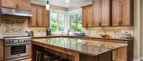 Réfrigérateur, micro-ondes, lave-vaisselle, cafetière/bouilloire