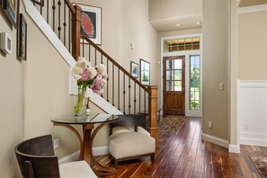 Interior - Impeccable Décor and Furnishing, Splendid Neighborhood, Pet Friendly, Fenced Backyard, Next to Park (Portland)