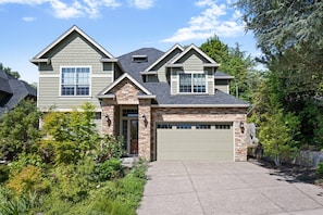A two-story house with a stone facade, a garage, and a well-maintained garden. - Impeccable Décor and Furnishing, Splendid Neighborhood, Pet Friendly, Fenced Backyard, Next to Park (Portland)