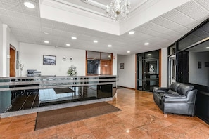 A hotel lobby with a reception desk, a conference room, and a leather sofa. - Comfort Inn The Lakes (Mount Gambier)