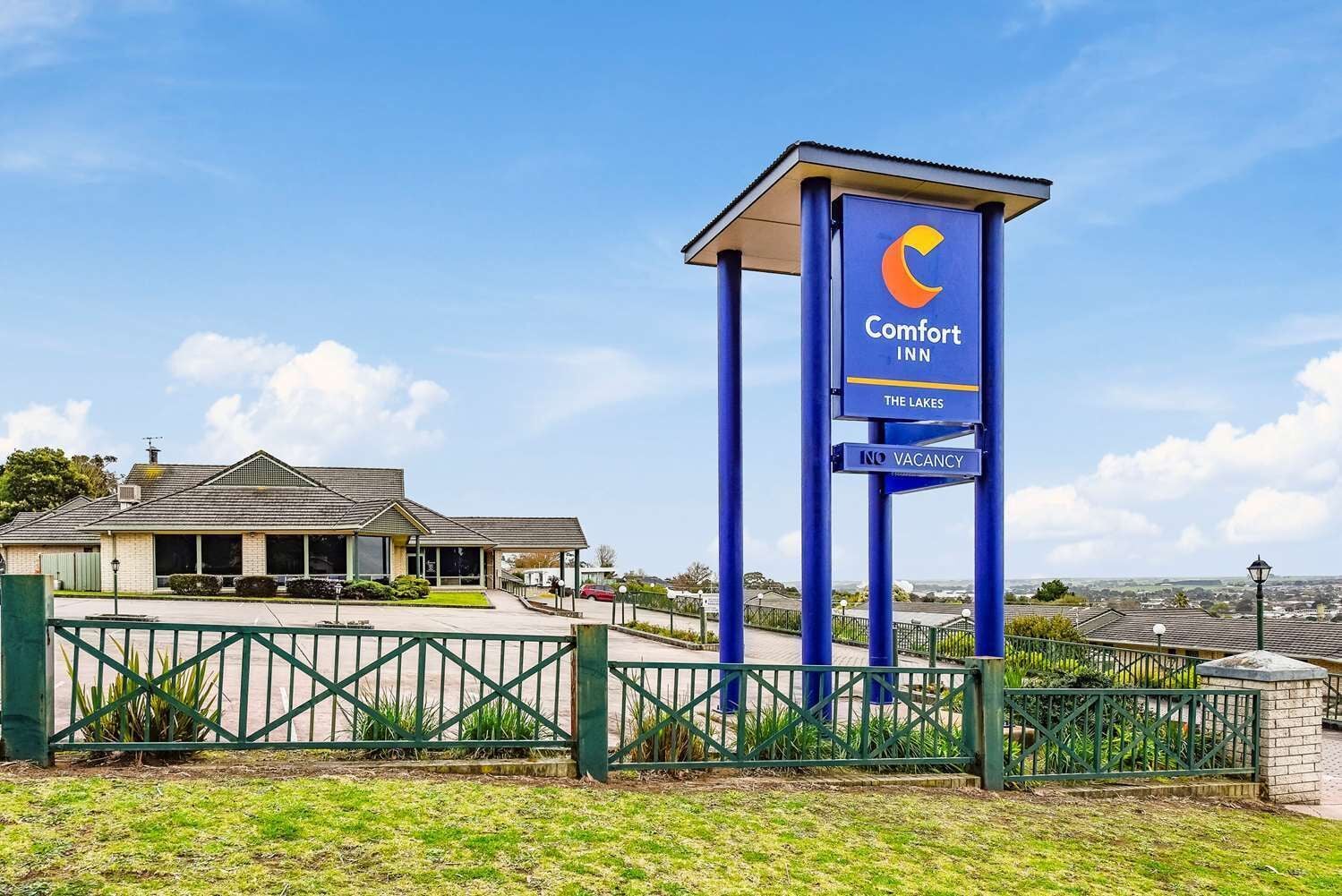 A Comfort Inn hotel with a clear sign indicating no vacancy.