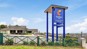 A Comfort Inn hotel with a clear sign indicating no vacancy.