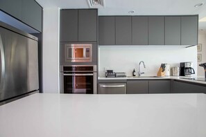 Refrigerador, microondas, horno y parrilla de estufa 