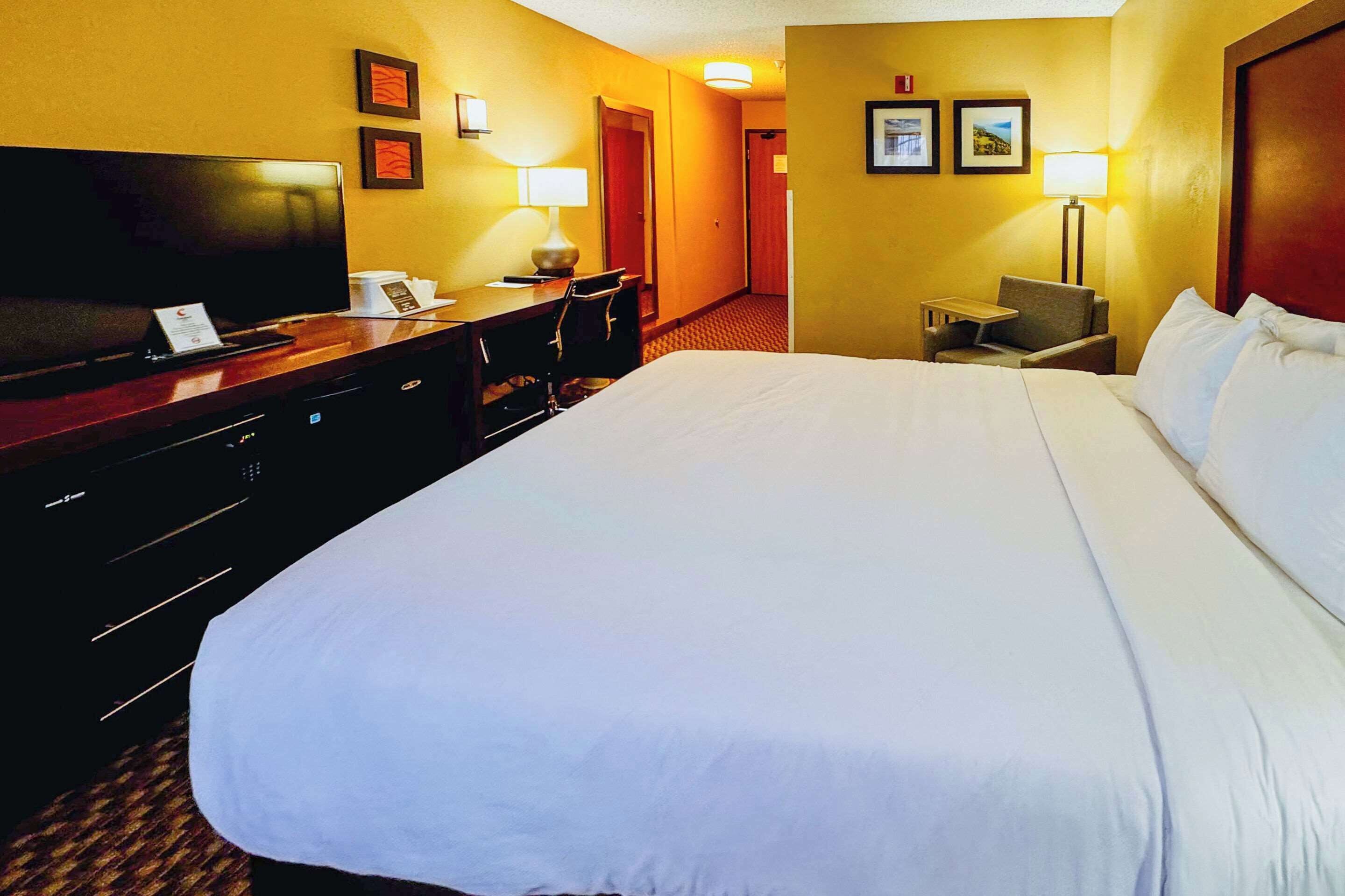 Escritorio, tabla de planchar con plancha, wifi gratis y ropa de cama 