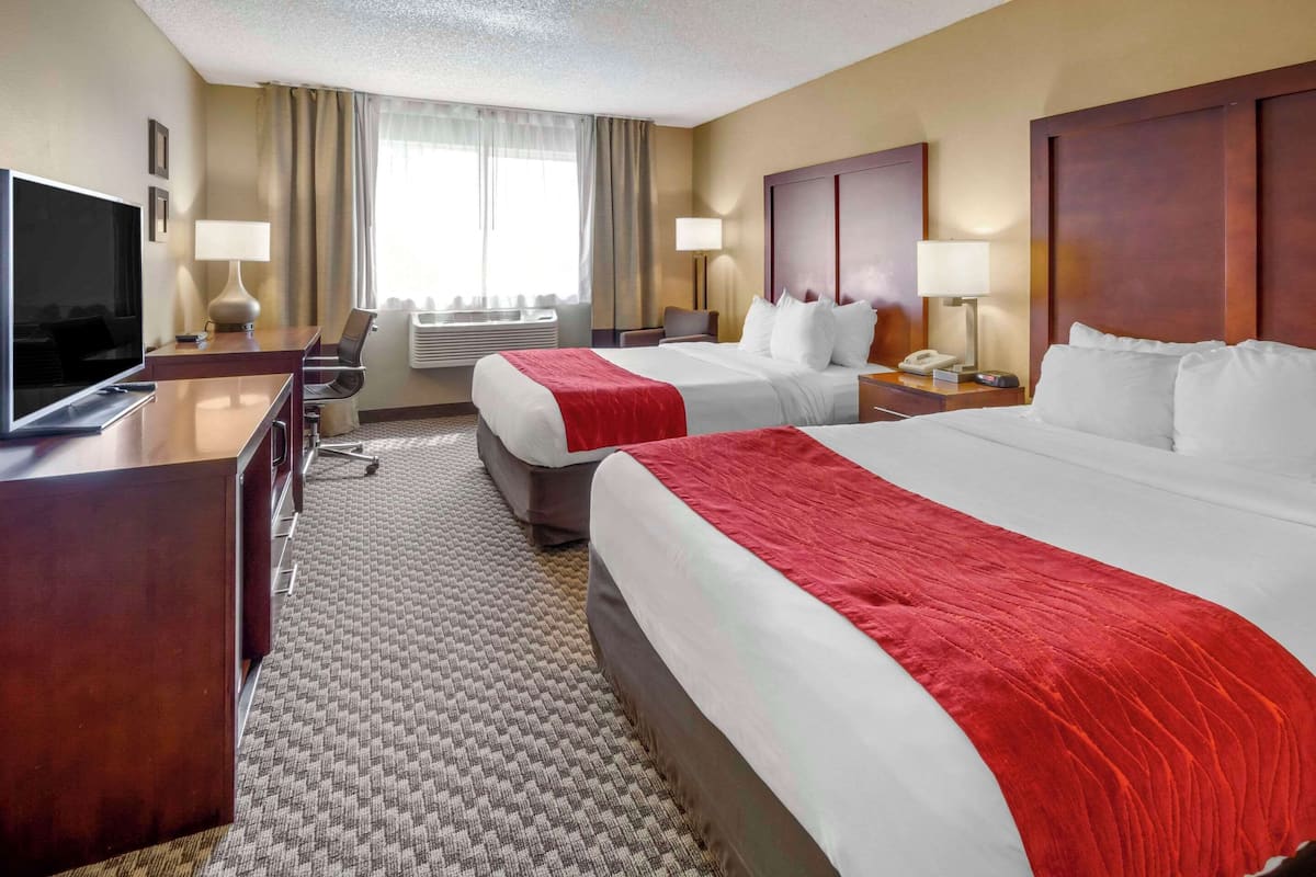 Quarto standard, 2 camas Queen, para não fumantes | Escrivaninha, ferros/tábuas de passar roupa, Wi-Fi de cortesia