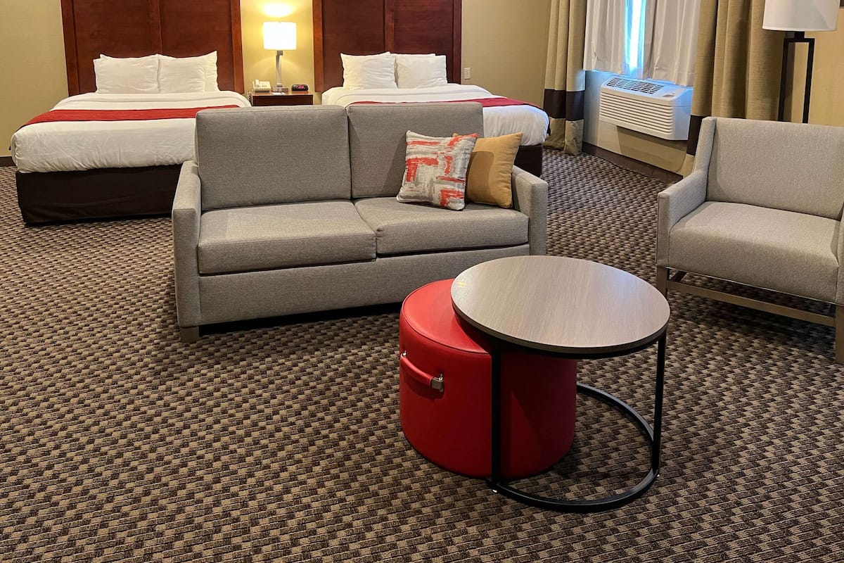 Suíte, 2 camas Queen, para não fumantes | Escrivaninha, ferros/tábuas de passar roupa, Wi-Fi de cortesia