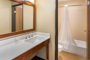 Combined shower/bathtub, free toiletries, hair dryer, towels