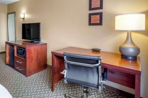 Habitación estándar, 2 camas Queen size, para no fumadores | Escritorio, tabla de planchar con plancha, wifi gratis y ropa de cama 