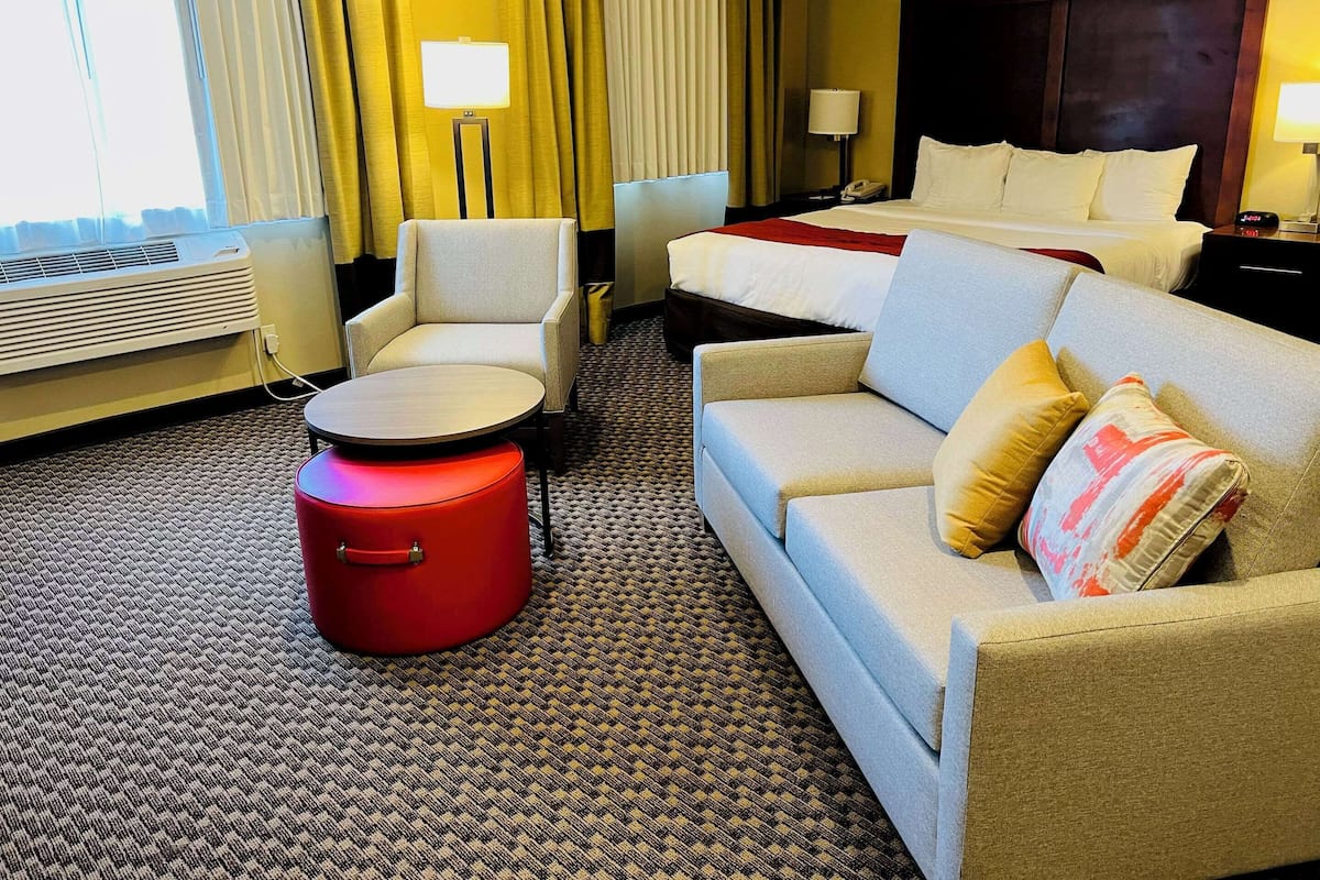 Suíte, 1 cama King e sofá-cama, para não fumantes | Escrivaninha, ferros/tábuas de passar roupa, Wi-Fi de cortesia