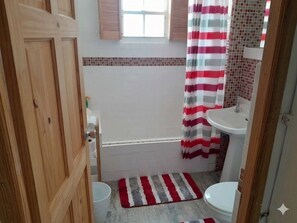 Douche, sèche-cheveux, serviettes fournies, savon