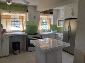 Refrigerador, horno, parrilla de estufa y cafetera y tetera 