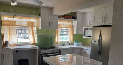 Spacious ground floor apartment close to beaches, bars and restaurants