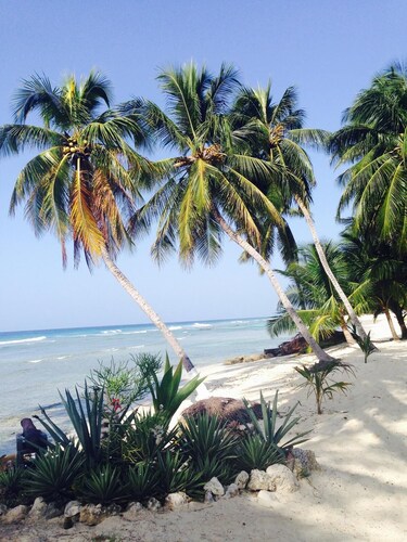  Charming, 2-bed South Coast apartment, AC, nr. beaches/bars/shops/restaurants