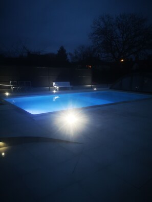 Una piscina cubierta, una piscina al aire libre