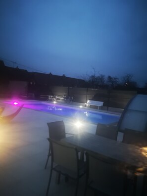 Una piscina cubierta, una piscina al aire libre