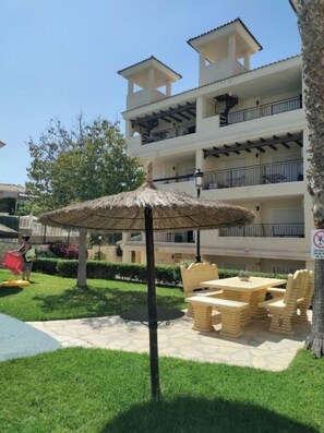 Outdoor dining - stunning apartment overlooking the pool (Orihuela)