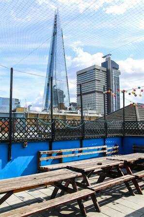 Outdoor dining - ST Christopher's INN Oasis - London Bridge - Female Only (London)