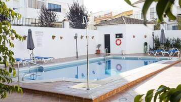 Una piscina al aire libre